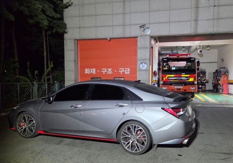 119안전센터 앞 가로막은 승용차 (출처=연합뉴스)