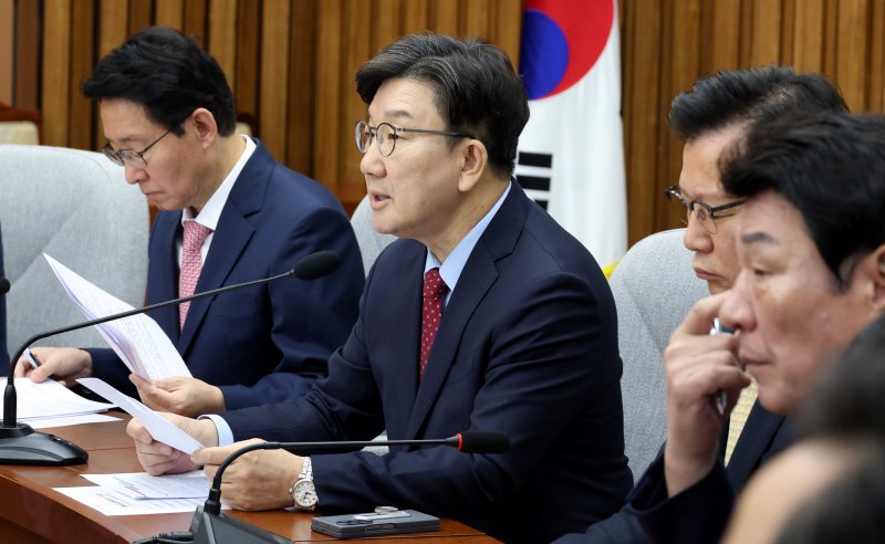 [서울=뉴시스] 조성봉 기자 = 권성동 국민의힘 원내대표가 9일 오전 서울 여의도 국회에서 열린 원내대책회의에서 발언을 하고 있다. 2025.05.09. suncho21@newsis.com