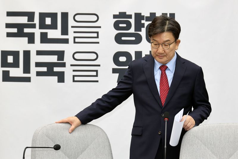 국민의힘 권성동 원내대표가 9일 서울 여의도 국회에서 열린 원내대책회의에 참석하고 있다. 사진=서동일 기자