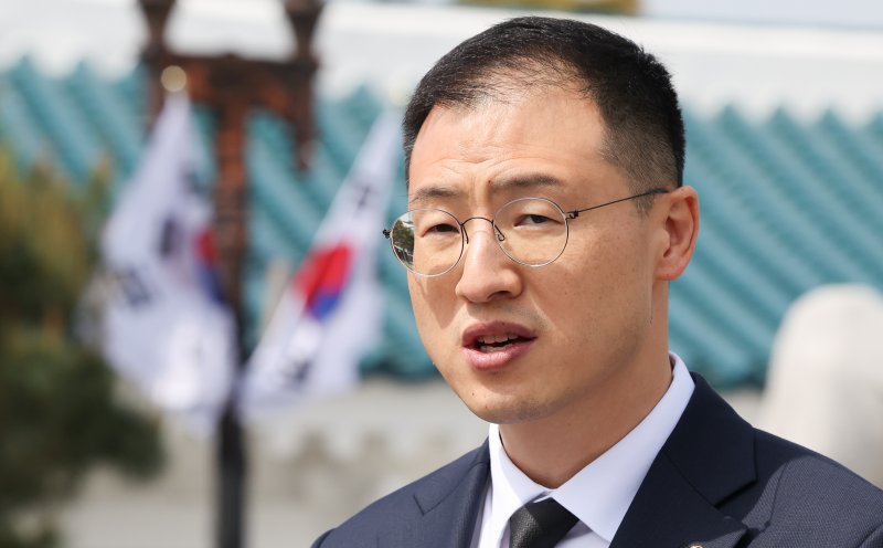 탈당 압박을 받아온 김상욱 국민의힘 의원이 8일 서울 동작구 현충원을 참배한 뒤 거취에 대한 입장을 밝히고 있다. 2025.5.8/뉴스1 ⓒ News1 허경 기자