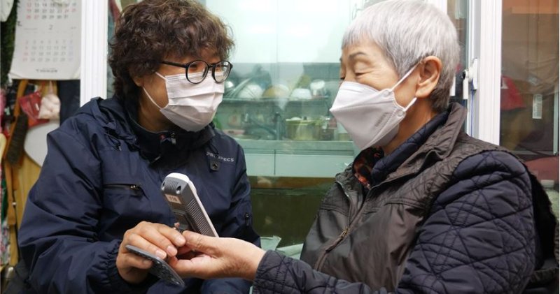 [서울=뉴시스] 사물인터넷(IoT) 기기 활용 노인맞춤돌봄서비스. (사진=뉴시스 DB). photo@newsis.com