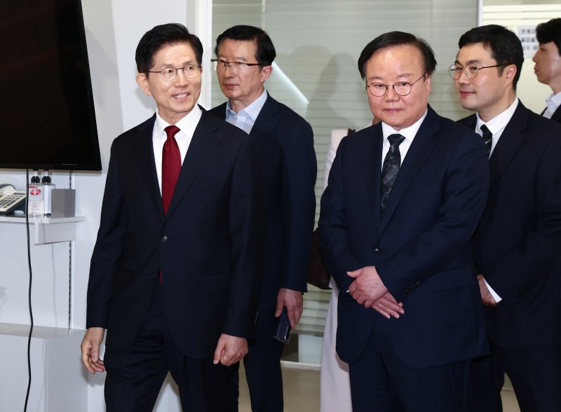 김문수 국민의힘 대통령 후보가 8일 오후 서울 여의도 중앙당사에 마련된 후보실에서 업무를 보기 위해 들어오고 있다. 오른쪽은 김재원 의원. 2025.5.8/뉴스1 ⓒ News1 김민지 기자