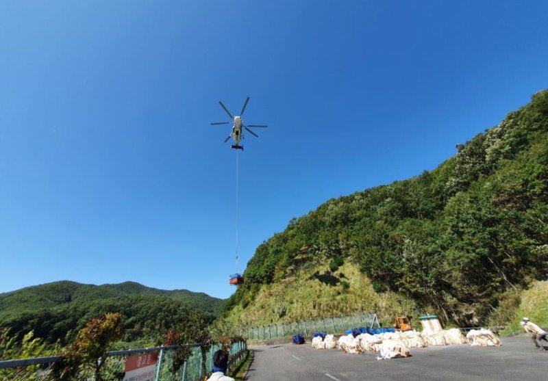 [산청=뉴시스] 지리산국립공원경남사무소 음식물쓰레기 항공운송 (사진=지리산국립공원 제공) 2025. 05. 09. photo@newsis.com *재판매 및 DB 금지