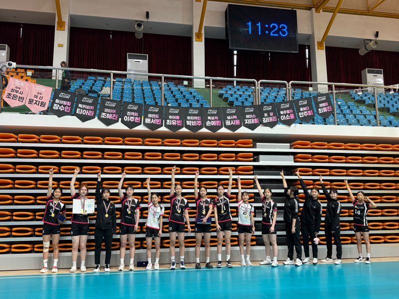 ‘제80회 전국 종별 배구선수권대회’에서 우승을 차지한 부산 경남여중 배구부 선수들이 우승 세레머니를 하고 있다. 부산시교육청 제공