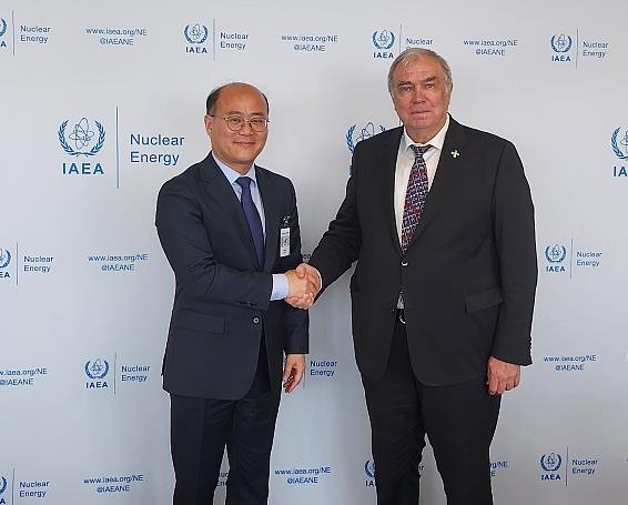 면담 갖는 이창윤 과기정통부 1차관(왼쪽)과 미하일 추다코프 IAEA 사무차장 (출처=연합뉴스)