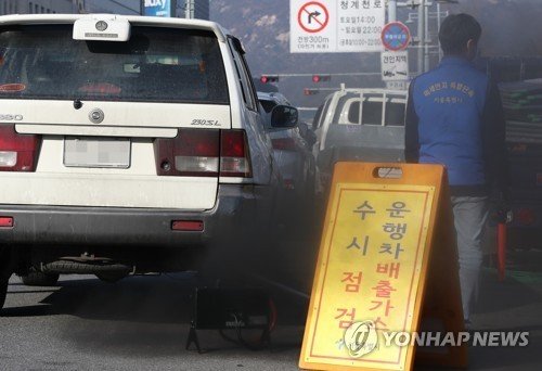 노후 경유차 배출가스 검사 (출처=연합뉴스)