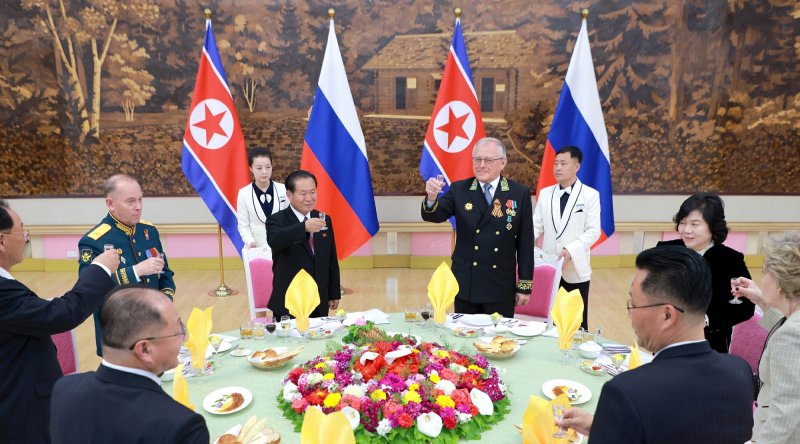 (평양 노동신문=뉴스1) = 북한 노동당 기관지 노동신문은 9일 "러시아의 조국전쟁승리 80돌 즈음해 우리나라 주재 러시아대사관이 지난 8일 저녁 양각도 국제호텔에서 연회를 마련했다＂라고 보도했다. [국내에서만 사용가능. 재배포 금지. DB 금지. For Use Only in the Republic of Korea. Redistribution Prohibited] rodongphoto@news1.kr