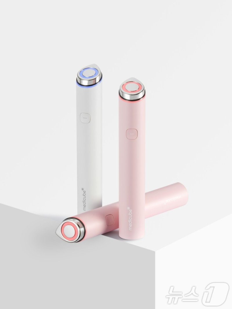 에이피알의 뷰티 디바이스 에이지알 부스터 프로 미니.(에이피알 제공)