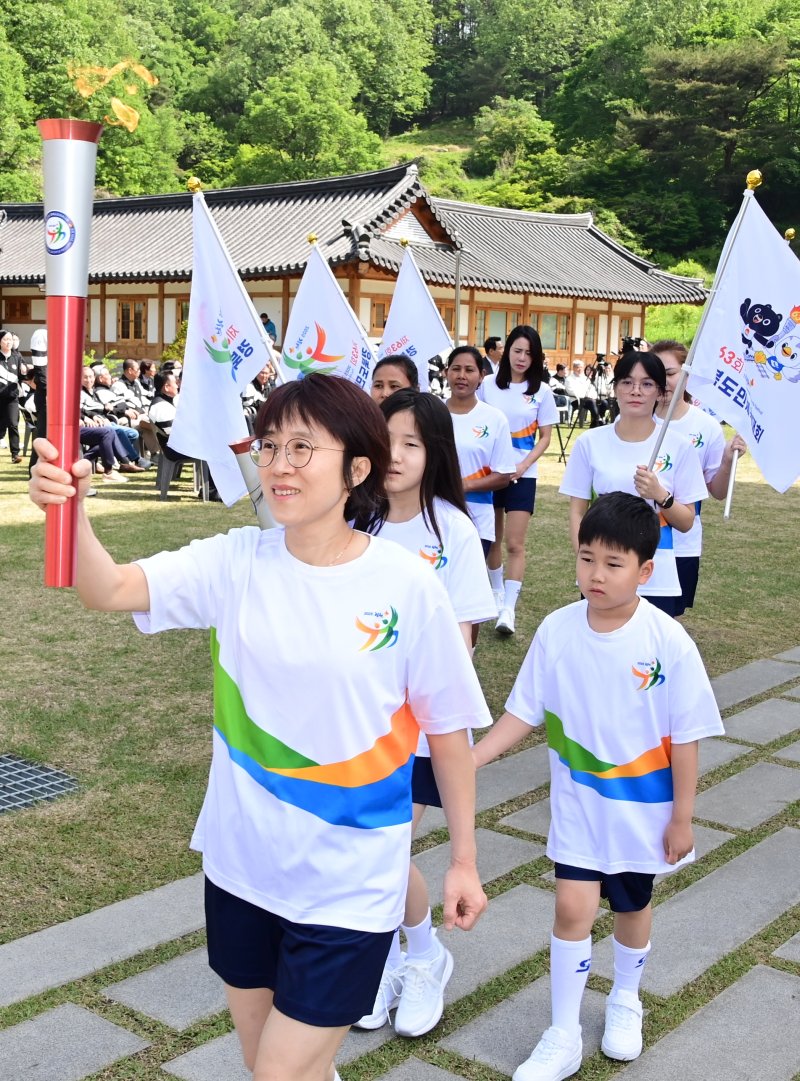 8일 경북 김천 황악산에서 제63회 경북도민체육대회 성화가 채화돼 주자들에 의해 이동되고 있다. 2025.5.9/뉴스1 ⓒ News1 정우용 기자