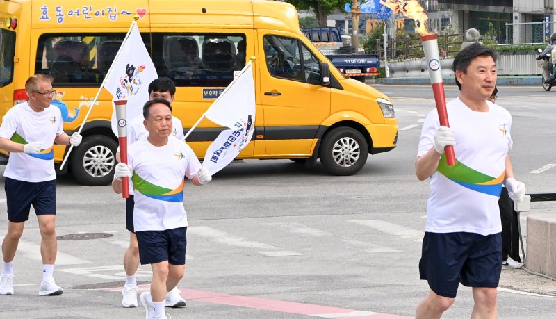 8일 경북 김천 황악산에서 제63회 경북도민체육대회 성화가 채화돼 주자들에 의해 이동되고 있다. 2025.5.9/뉴스1 ⓒ News1 정우용 기자