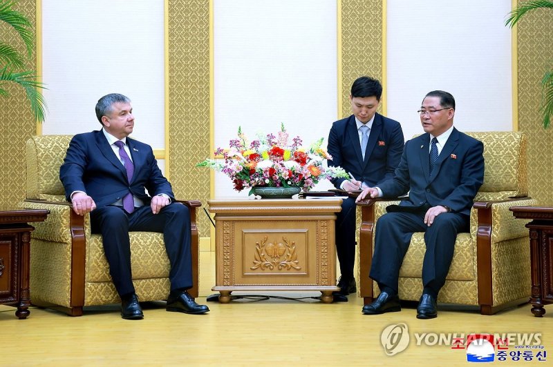 북한 박태성 총리, 벨라루스 대표단과 담화 (출처=연합뉴스)