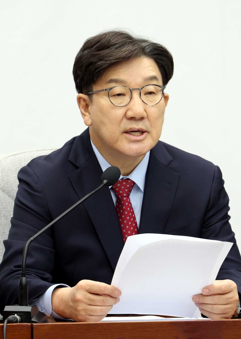 [서울=뉴시스] 조성봉 기자 = 권성동 국민의힘 원내대표가 9일 오전 서울 여의도 국회에서 열린 원내대책회의에서 발언을 하고 있다. 2025.05.09. suncho21@newsis.com