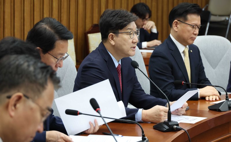 [서울=뉴시스] 조성봉 기자 = 권성동 국민의힘 원내대표가 9일 오전 서울 여의도 국회에서 열린 원내대책회의에서 발언을 하고 있다. 2025.05.09. suncho21@newsis.com