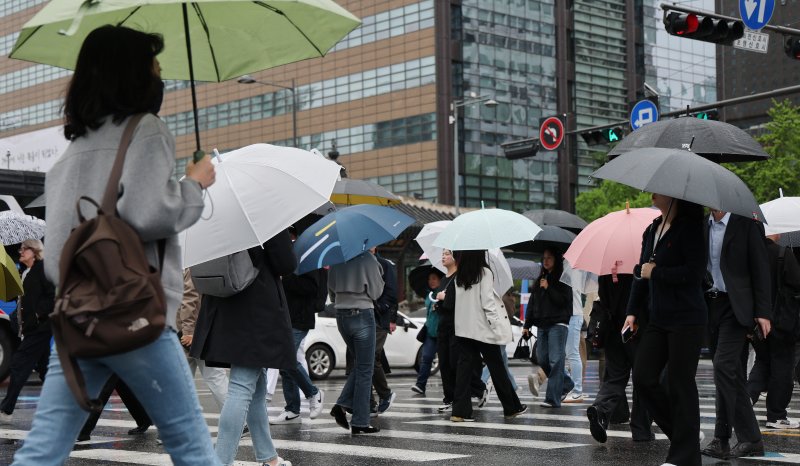 전국 대부분 지역에 비가 내린 9일 오전 서울 광화문네거리에서 우산을 쓴 시민들이 출근하고 있다. 2025.5.9/뉴스1 ⓒ News1 임세영 기자