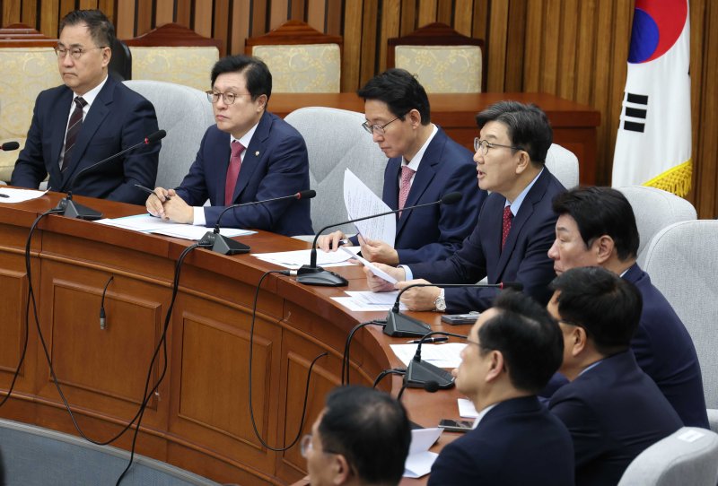 [서울=뉴시스] 조성봉 기자 = 권성동 국민의힘 원내대표가 9일 오전 서울 여의도 국회에서 열린 원내대책회의에서 발언을 하고 있다. 2025.05.09. suncho21@newsis.com