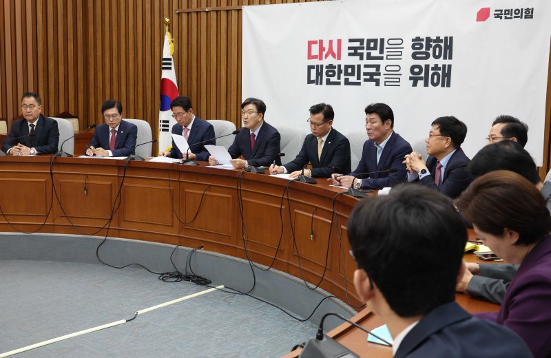 [서울=뉴시스] 조성봉 기자 = 권성동 국민의힘 원내대표가 9일 오전 서울 여의도 국회에서 열린 원내대책회의에서 발언을 하고 있다. 2025.05.09. suncho21@newsis.com