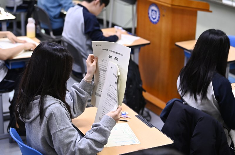 [수원=뉴시스] 김종택 기자 = 사진은 고3 학생들 모습. 2025.05.08. jtk@newsis.com