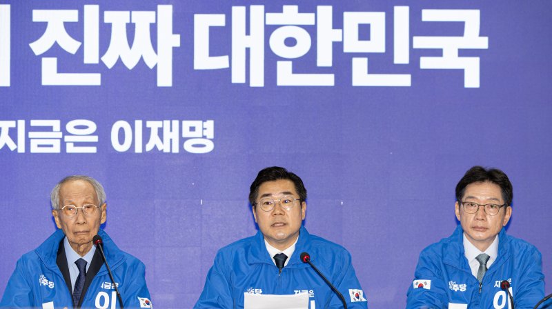 박찬대 더불어민주당 상임 총괄선대위원장이 7일 오전 서울 여의도 민주당사에서 열린 중앙선거대책위원회의에서 발언을 하고 있다. 2025.5.7/뉴스1 ⓒ News1 이재명 기자