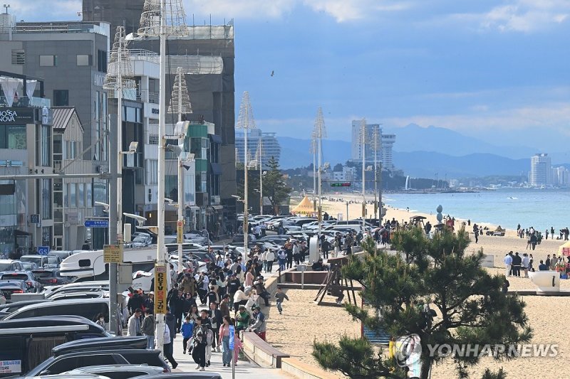 인파로 북적이는 안목해변 (출처=연합뉴스)