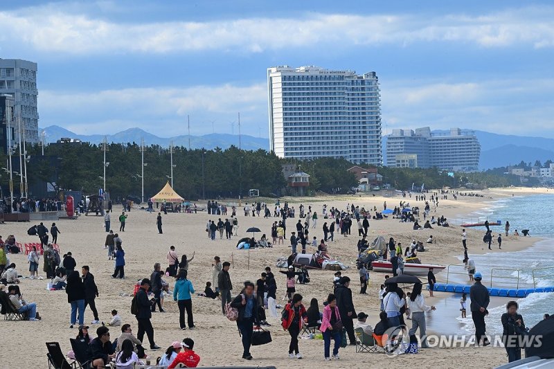 인파로 북적이는 안목해변 (출처=연합뉴스)