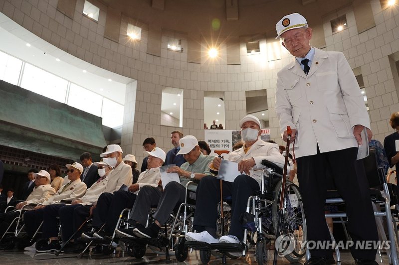 전우들을 추모하며 (출처=연합뉴스)