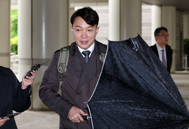 전직 대기업 임원으로부터 리조트 접대를 받고 자녀 교육을 위해 위장전입한 혐의를 받는 이정섭 대전고등검찰청 검사가 9일 서울 서초구 서울중앙지방법원에서 열리는 1차 공판에 출석하고 있다. /사진=뉴시스