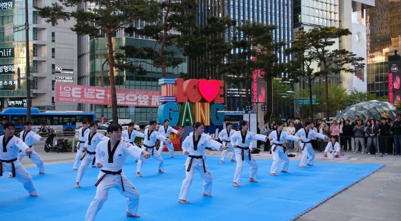 강남역에서 열린 태권도 공연.(강남구청 제공)