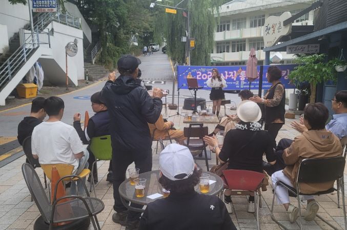 광주광역시 남구는 광주광역시 주관 '지역 특화 예비 우수상권 발굴·육성 사업' 공모에 사직동 통기타 거리<사진>가 선정돼 올해 연말까지 시비와 구비 등 사업비 8000만원을 투입해 음악 중심의 골목상권 성공모델 창출에 나선다고 9일 밝혔다. 남구 제공