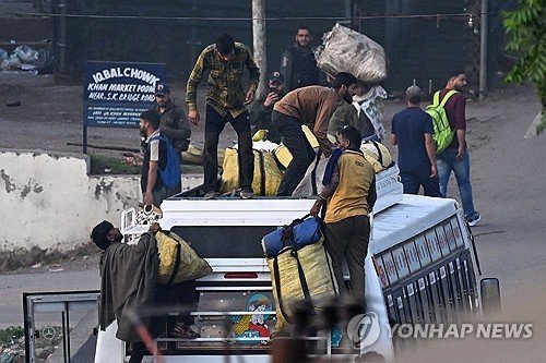 대피하는 인도 국경 잠무 푼치의 주민들 (출처=연합뉴스)