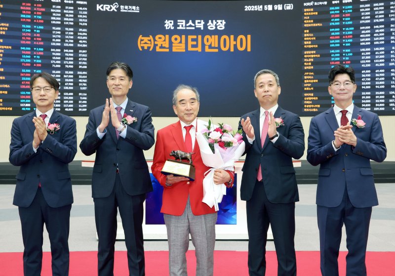 9일 서울 영등포구 한국거랫에서 열린 원일티엔아이의 코스닥시장 상장기념식에서 김대영 한국IR협의회 부회장, 민경욱 한국거래소 코스닥시장본부장, 이정빈 원일티엔아이 대표이사, 윤병운 NH투자증권 대표이사, 김준만 코스닥협회 전무가 기념촬영을 하고 있다. (한국거래소 제공. 재판매 및 DB 금지) 2025.5.9/뉴스1 ⓒ News1 이연주 기자