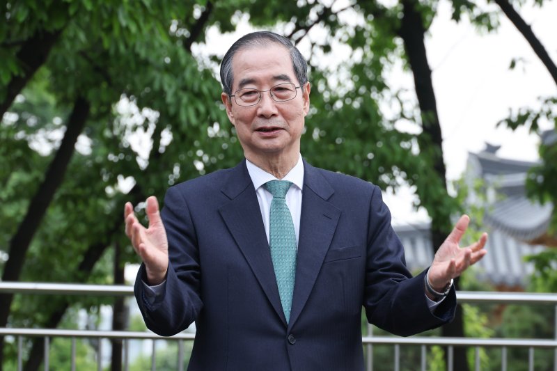 한덕수 무소속 대선 예비후보가 8일 오후 서울 여의도 국회 강변서재에서 김문수 국민의힘 대통령 후보와 후보 단일화 관련 1:1 공개 회동을 마친 후 백브리핑하고 있다. 2025.5.8/뉴스1 ⓒ News1 안은나 기자