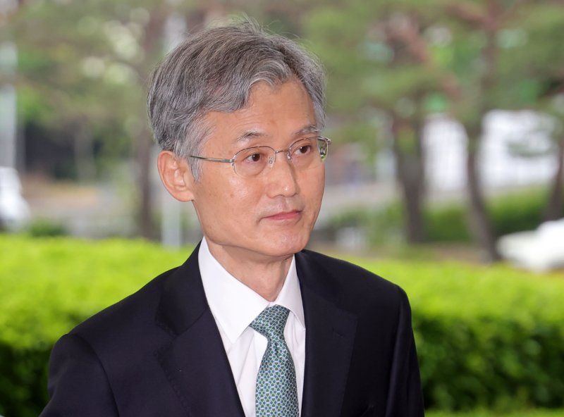 [서울=뉴시스] 홍효식 기자 = 더불어민주당이 이재명 대선 후보의 파기환송 판결 관련 조희대 대법원장에게 자진 사퇴를 공식 요구한 가운데 조 대법원장이 9일 오전 서울 서초구 대법원으로 출근하고 있다. 2025.05.09. yesphoto@newsis.com