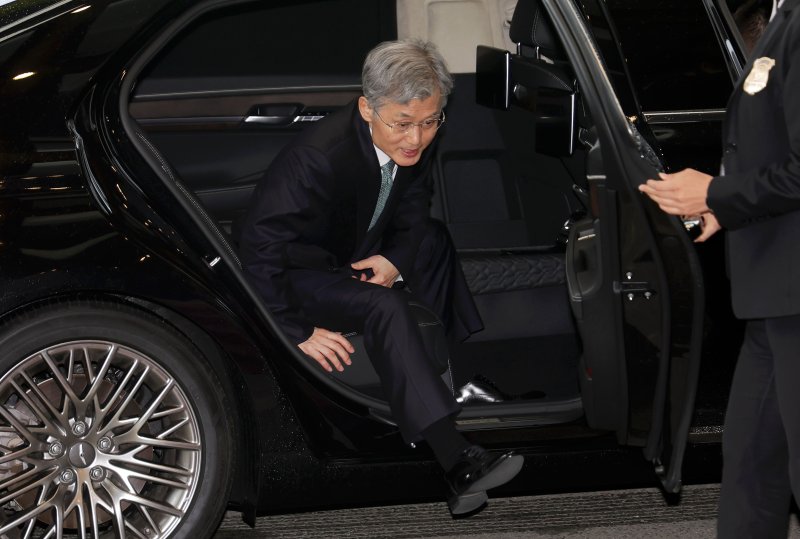 [서울=뉴시스] 홍효식 기자 = 더불어민주당이 이재명 대선 후보의 파기환송 판결 관련 조희대 대법원장에게 자진 사퇴를 공식 요구한 가운데 조 대법원장이 9일 오전 서울 서초구 대법원으로 출근하고 있다. 2025.05.09. yesphoto@newsis.com