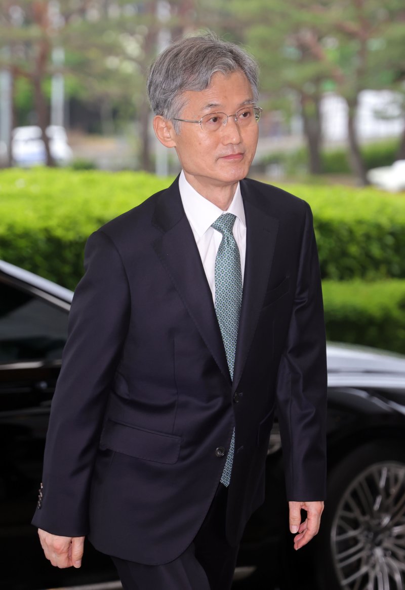 [서울=뉴시스] 홍효식 기자 = 더불어민주당이 이재명 대선 후보의 파기환송 판결 관련 조희대 대법원장에게 자진 사퇴를 공식 요구한 가운데 조 대법원장이 9일 오전 서울 서초구 대법원으로 출근하고 있다. 2025.05.09. yesphoto@newsis.com
