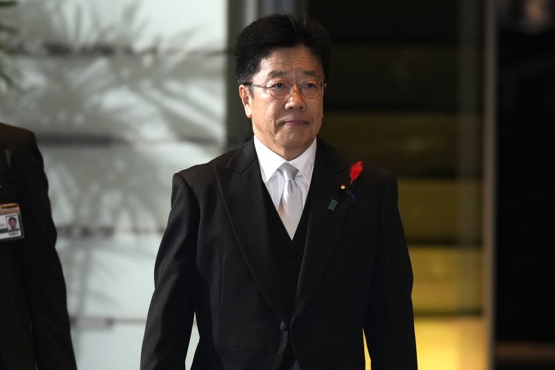 [도쿄=AP/뉴시스]일본 정부와 집권 자민당은 고물가와 미국 관세 등으로 인한 경제 대책으로서 소비세 감세를 하지 않을 방침을 굳혔다고 9일 요미우리신문이 보도했다. 사진은 가토 가쓰노부 일본 재무상이 지난해 10월 1일 도쿄 총리 관저로 들어서고 있는 모습. 2025.05.09.
