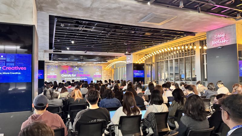 애피어가 지난 8일 서울 드림플러스 강남에서 개최한 ‘AdCreative.ai 2025 아태지역 로드쇼’ 참석자들이 발표를 듣고 있다. 애피어 제공