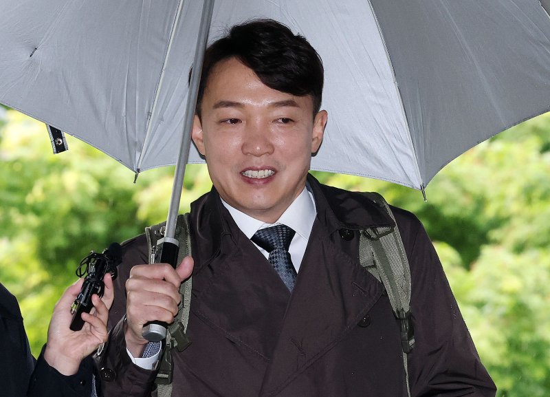 '딸 위장전입·리조트 접대 의혹' 혐의를 받고 있는 이정섭 검사가 9일 오전 서초구 서울중앙지방법원에서 열린 형사사법절차전자화촉진법위반 등 공판에 출석하고 있다. 2025.5.9/뉴스1 ⓒ News1 박세연 기자