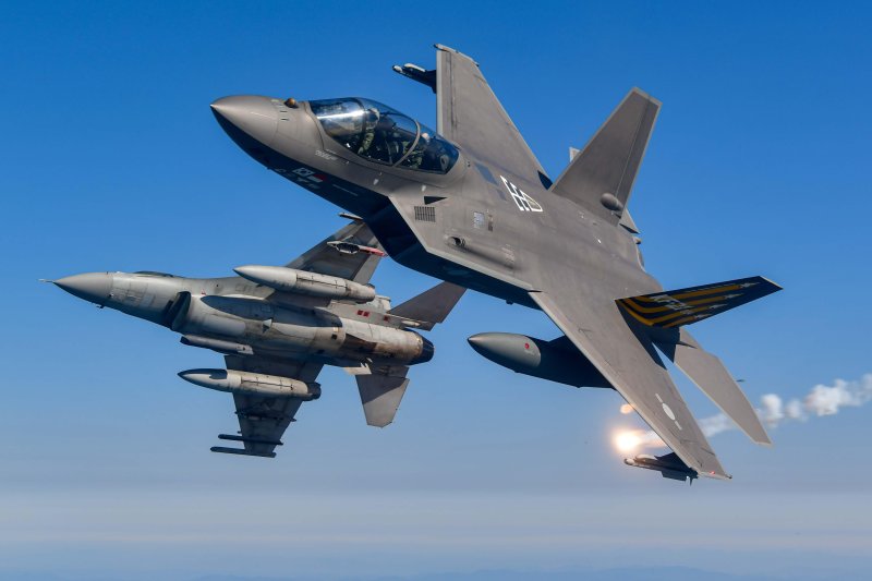 [서울=뉴시스] 사진은 KF-21과 KF-16이 시험비행하고 있는 모습. (사진=공군 제공) 2025.02.19. photo@newsis.com *재판매 및 DB 금지