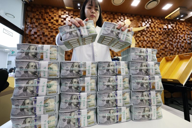 8일 서울 중구 하나은행 위변조대응센터에서 은행 관계자가 달러화를 정리하고 있다. 2025.5.8/뉴스1 ⓒ News1 황기선 기자