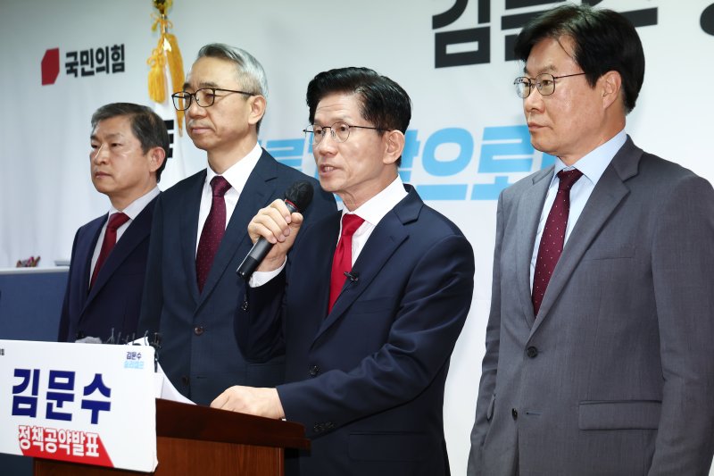 김문수 국민의힘 대통령 후보가 9일 오전 서울 여의도 선거사무소에서 북핵 억제력 강화 공약 발표를 하고 있다. 2025.5.9/뉴스1 ⓒ News1 김민지 기자