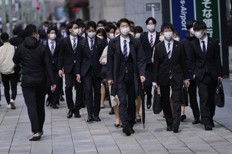 [도쿄=AP/뉴시스] 일본 도쿄 시내에서 직장인들이 출근길을 서두르고 있다. 자료사진. 2025.05.09