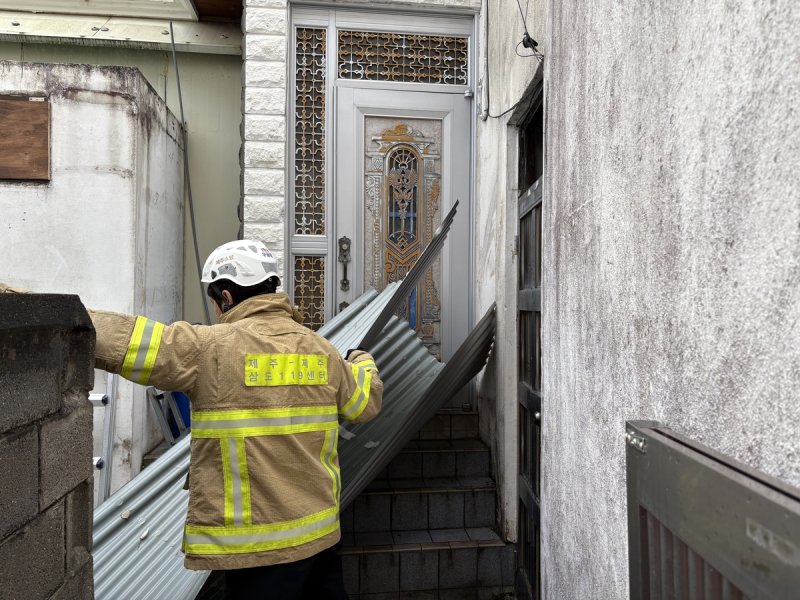 강풍에 떨어진 공사자재 (출처=연합뉴스)