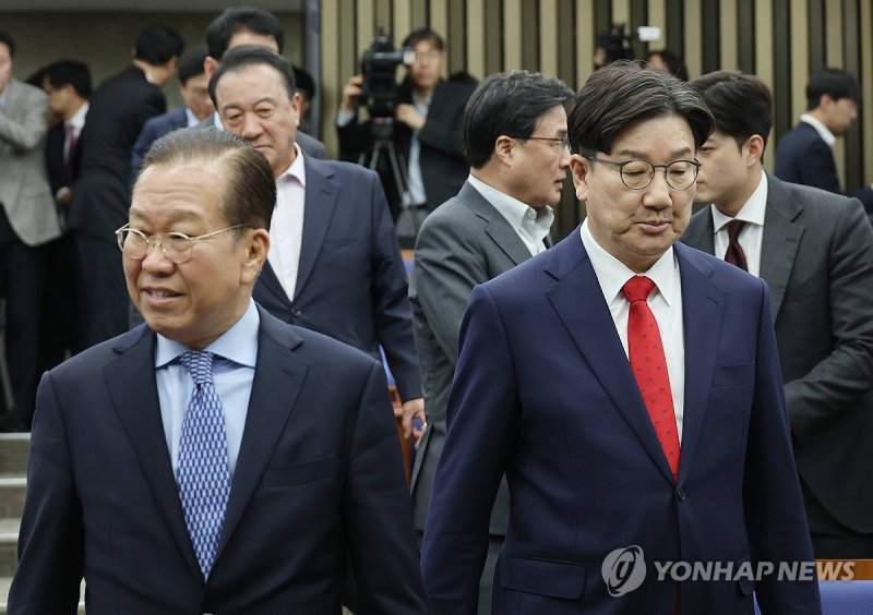 의총 참석하는 권영세-권성동 (출처=연합뉴스)