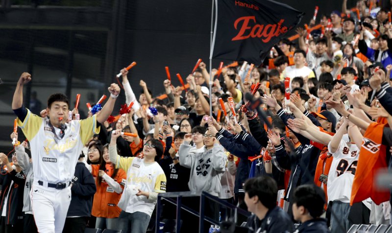 7일 대전 한화생명볼파크에서 열린 '2025 신한 SOL 뱅크 KBO리그' 프로야구 한화 이글스와 삼성라이온즈 경기에서 한화 팬들이 9연승을 앞두고 환호하며 응원을 펼치고 있다. 2025.5.7/뉴스1 ⓒ News1 김기남 기자