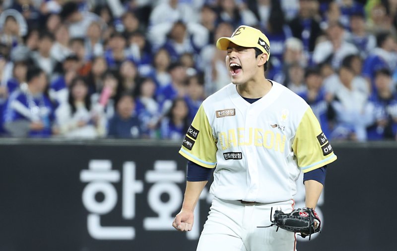 7일 대전 한화생명볼파크에서 열린 '2025 신한 SOL 뱅크 KBO리그' 프로야구 한화 이글스와 삼성라이온즈 경기에서 한화 문동주가 6회초 무사 1,2루에서 무실점 호투하며 환호하고 있다. 2025.5.7/뉴스1 ⓒ News1 김기남 기자
