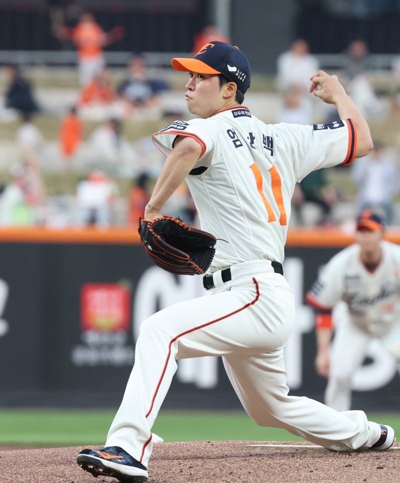 18일 대전 한화생명볼파크에서 열린 프로야구 '2025 신한 SOL 뱅크 KBO리그' 한화 이글스와 NC 다이노스 경기에서 한화 선발 엄상백이 투구하고 있다. 2025.4.18/뉴스1 ⓒ News1 김기남 기자