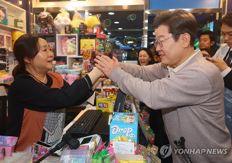 경주 골목골목 경청투어 나선 이재명 후보 (출처=연합뉴스)