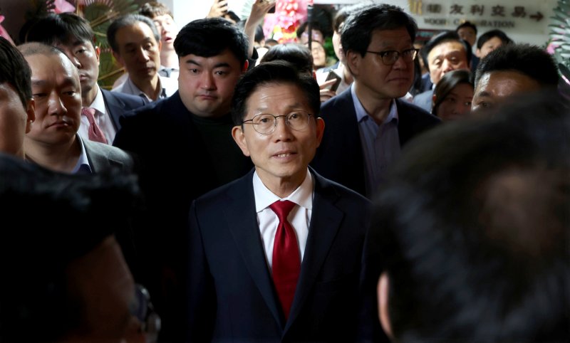 선거 캠프 나서는 김문수 후보 (서울=연합뉴스) 김인철 기자 = 국민의힘 김문수 대선 후보가 9일 국회에서 열리는 국민의힘 의원총회에 참석하기 위해 여의도 선거 캠프 사무실을 나서고 있다. 2025.5.9 yatoya@yna.co.kr (끝)
