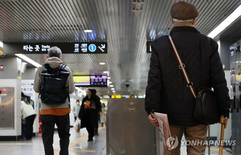 서울시민 64% "지하철 무임승차 연령 높여야" (출처=연합뉴스)