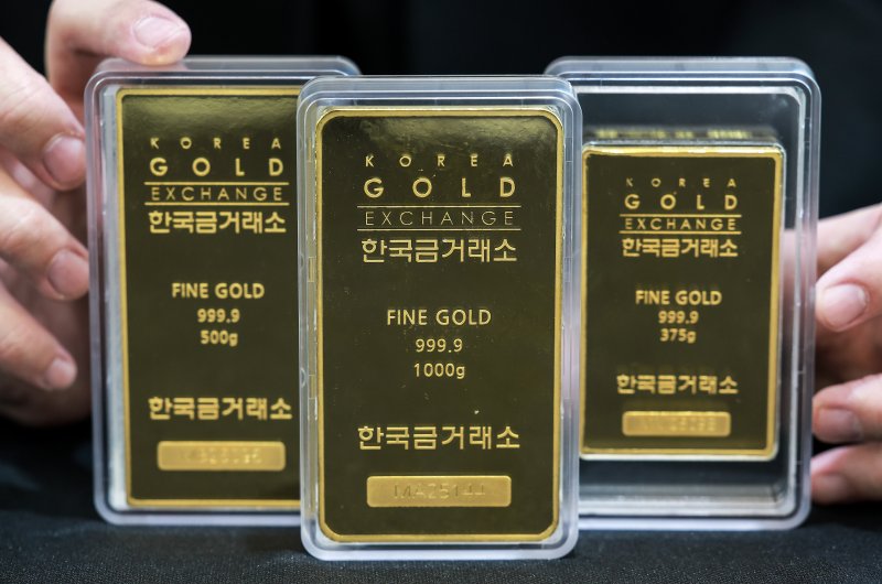 [서울=뉴시스] 월스트리트저널은 8일(현지 시간) 스테이트 스트리트 글로벌 자산운용의 SPDR 금 전략 팀을 인용해 "금 거래가 온스당 3000~3100달러 정도의 새로운 하한선을 찾았을 가능성이 있다"고 보도했다. 사진은 서울 종로구 한국금거래소 종로본점에 골드바가 놓여있는 모습. 2025.05.09.